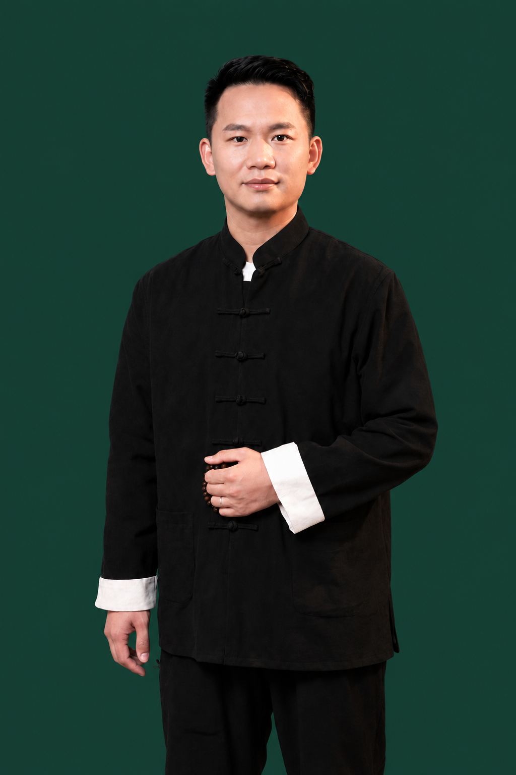 德领身着黑色中式上衣的站立人像